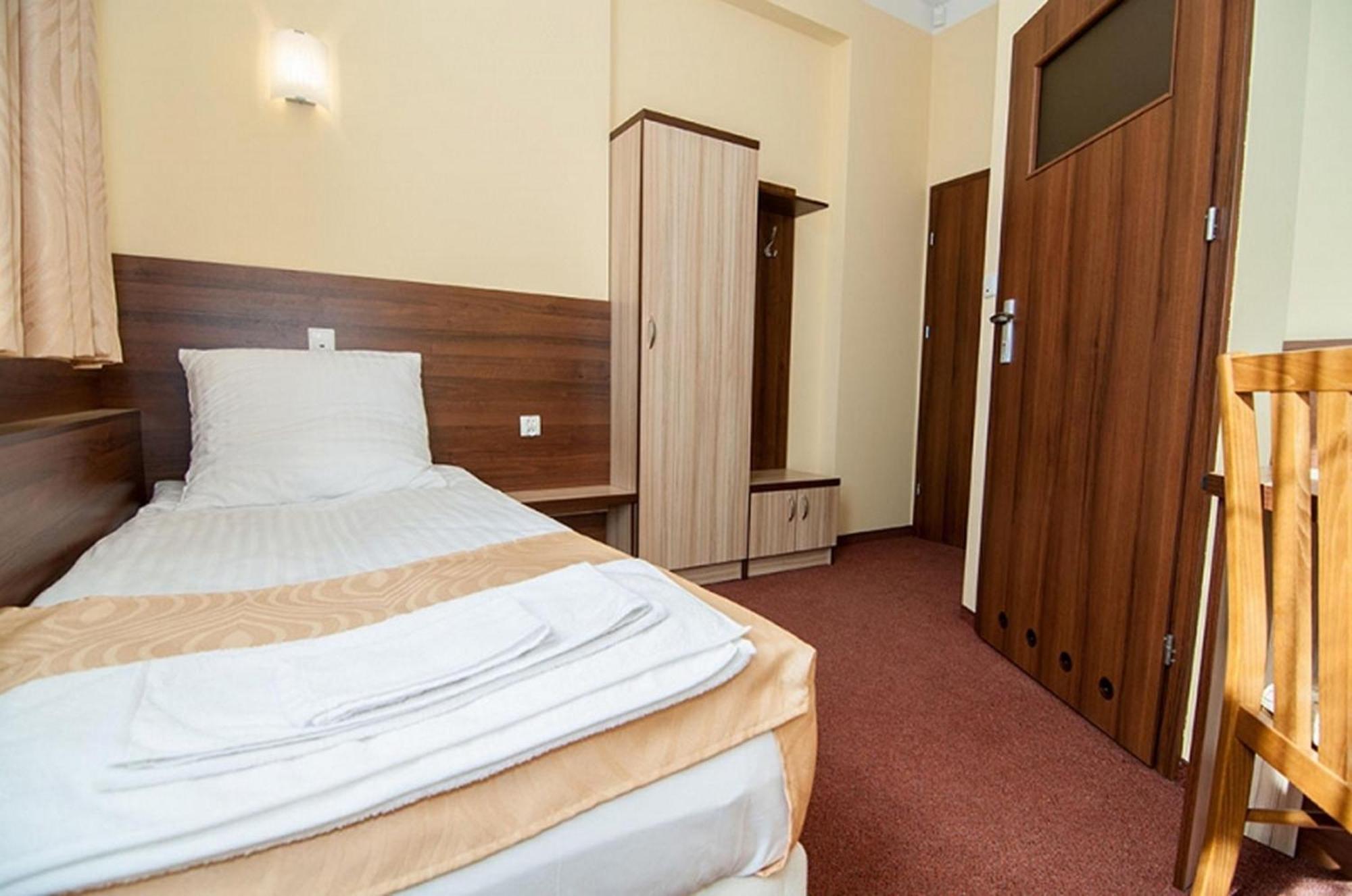 Vera Hotel Sulechow Bagian luar foto